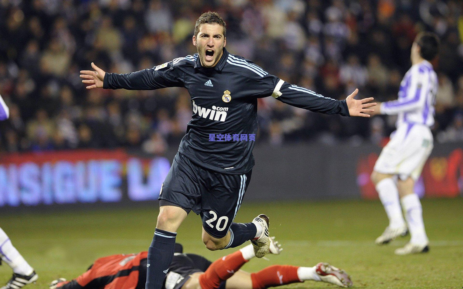 泽-马里亚忆传奇对决，巅峰罗纳尔多无可阻挡，曾一脚突破双人防线